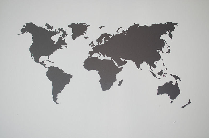 muursticker wereldkaart in het zwart goedkoop