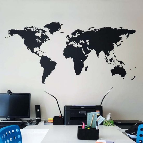 muursticker wereldkaart zwart